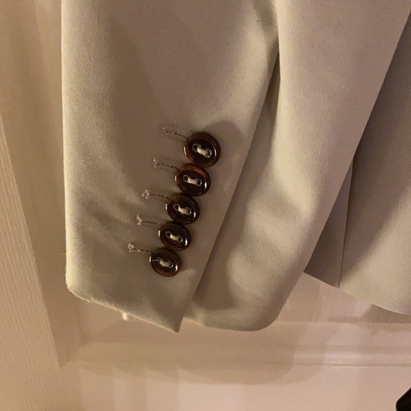 Falls squarely between grey and taupe - Picture 7 of 8